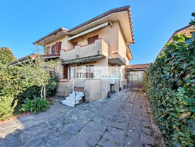Foto Villa bifamiliare in Via Traversa Crociale, Pietrasanta di 150 m²