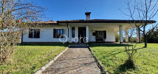 Foto Villa singola in VIA BRAIDUZZE, Nimis Centro di 230 m² con 8 locali