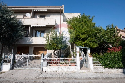 Foto Villa a schiera in via umbria, Montemarciano Centro di 252 m²