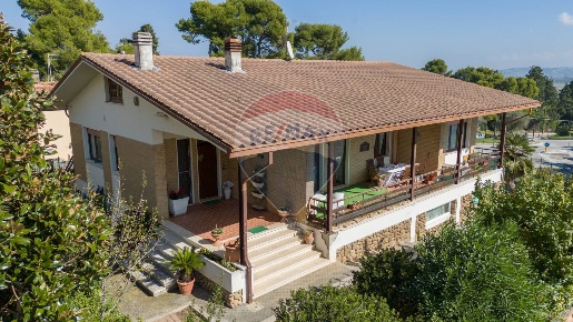 Foto Villa singola in via XXV Aprile, Montemarciano Centro di 278 m²