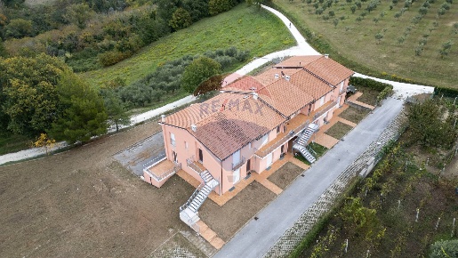 Foto Appartamento in Via S. Eleuterio Martire, Cupramontana di 860 m²