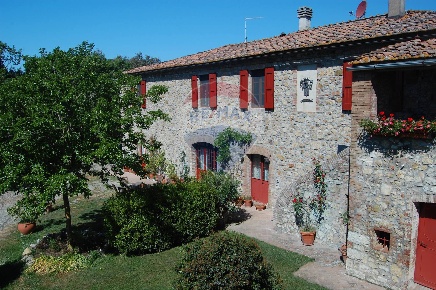 Foto Villa unifamiliare in Strada Provinciale di Petriolo, di 477 m²