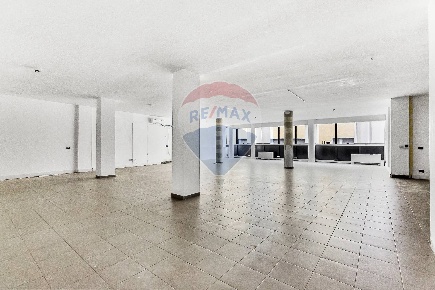 Foto Ufficio in Via Montello, Melzo di 218 m² con 1 locali in vendita