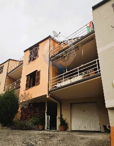Foto Villa a schiera in VIA CEGNA, Tolentino Centro di 270 m² con 10 locali