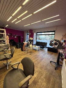 Foto Negozio in Via Mazzini, Sedriano Centro di 95 m² con 3 locali