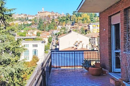 Foto Appartamento in via nullo, Bergamo Centro di 170 m² con 5 locali