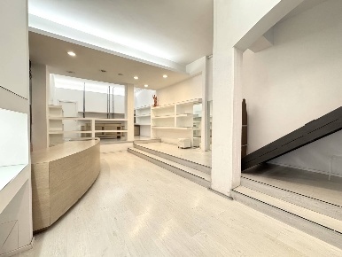 Foto Locale commerciale in PIAZZA GIAMBATTISTA MILIANI, Fabriano Centro