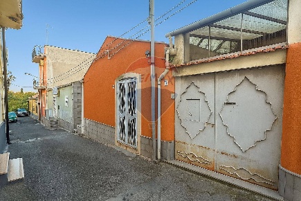 Foto Casa indipendente in Via Salimbene, Giarre Centro di 85 m² in vendita