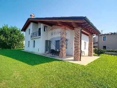 Foto Villa unifamiliare in Via San Zeno, Rosà di 325 m² con 9 locali