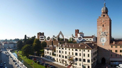 Foto Locale commerciale in piazza giorgione, Castelfranco Veneto di 260 m²