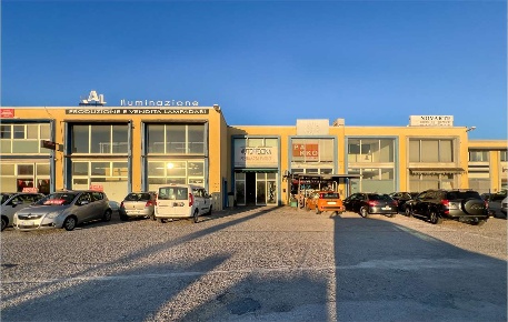 Foto Capannone industriale a Osimo di 160 m² con 2 locali in vendita