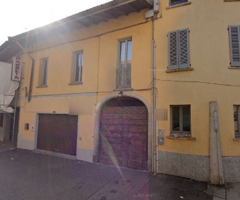 Foto Appartamento in Via Roma, Samarate Centro di 76 m² con 4 locali