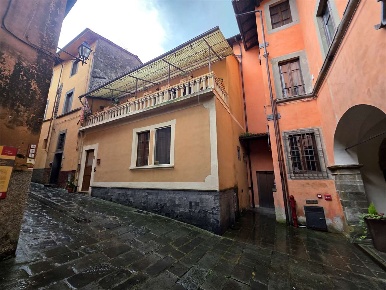 Foto Appartamento in Via Cavour, Gallicano Centro di 130 m² con 6 locali