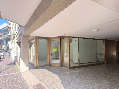 Foto Negozio in Via San Carlo 7, San Pellegrino Terme Centro di 68 m²
