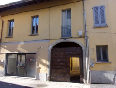 Foto Appartamento in Via Roma, Samarate Centro di 88 m² con 4 locali