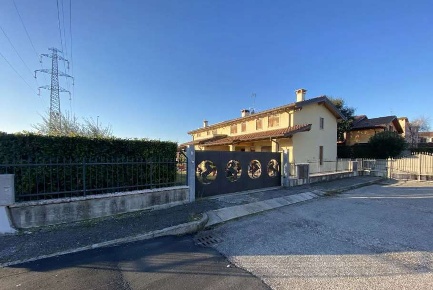 Foto Villa bifamiliare in Via Risorgimento, Bussolengo di 203 m² in vendita
