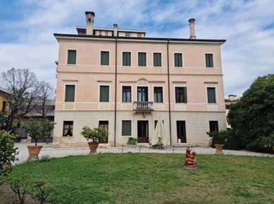 Foto Villa unifamiliare in Corso Giuseppe Mazzini, Montebelluna Centro