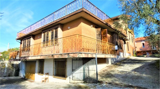 Foto Casa indipendente in VIA SAN MARTINO 7, Torrice Centro di 469 m²