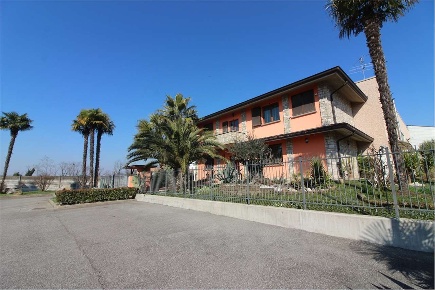 Foto Villa unifamiliare in Via Ca Treviglio, Pontirolo Nuovo di 350 m²