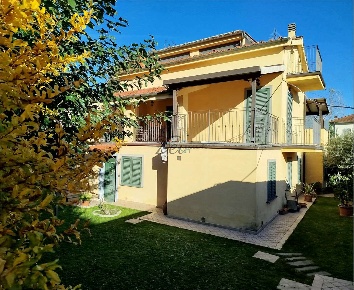 Foto Villa unifamiliare in via enrico squaglia, Lucca San Concordio