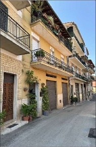 Foto Appartamento a Sonnino di 84 m² con 6 locali all'asta