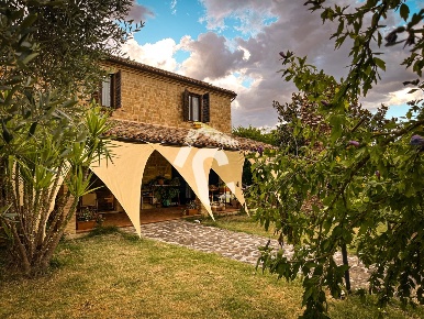 Foto Casale a Monte Roberto di 253 m² con 6 locali in vendita