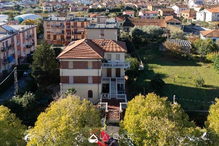 Foto Appartamento a Sarzana Centro di 118 m² con 5 locali in vendita