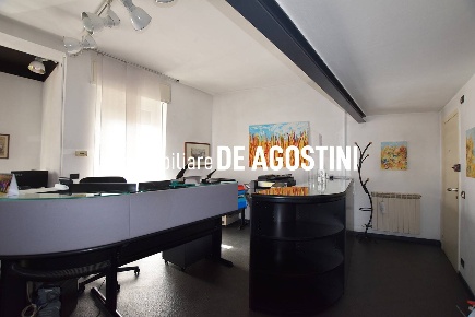 Foto Ufficio in Via General Chinotto 15, Arona Centro di 80 m² con 3 locali