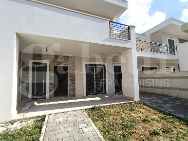 Foto Villa unifamiliare in Via delle Viole 39, Anzio di 100 m² con 4 locali