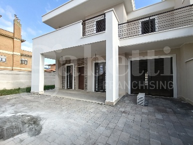Foto Villa unifamiliare in Via delle Viole 39, Anzio di 100 m² con 4 locali