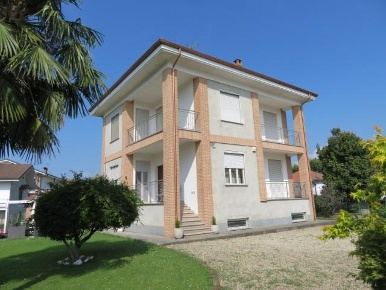 Foto Villa unifamiliare a Scalenghe Centro di 241 m² con 6 locali