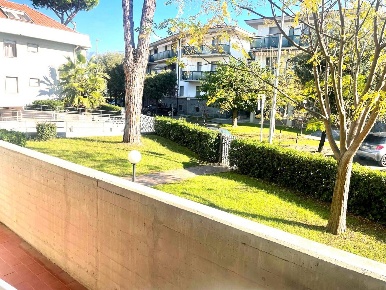 Foto Appartamento a Massa Marina di Massa Centro di 60 m² con 3 locali