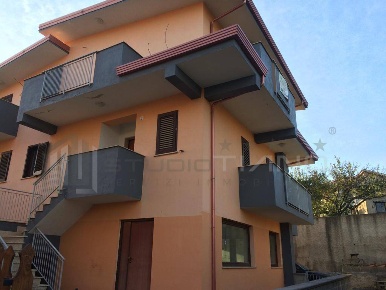 Foto Villa a schiera in VIA CANDELISI, Mendicino di 134 m² con 4 locali