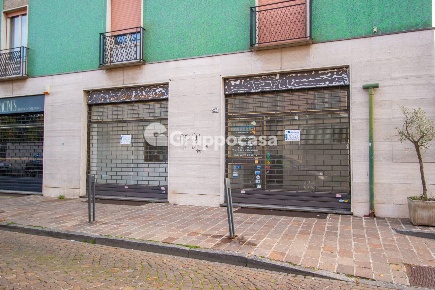 Foto Locale commerciale in Via Magenta, Abbiategrasso di 85 m² con 3 locali