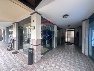 Foto Locale commerciale a Laveno-Mombello Laveno di 70 m² in vendita