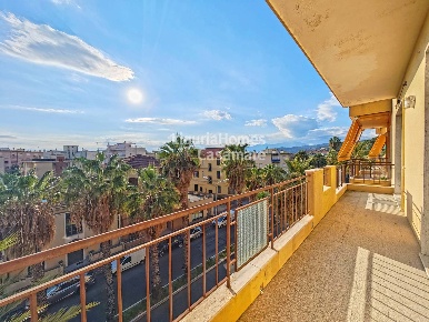 Foto Appartamento in Corso Europa, Bordighera Centro di 90 m² con 4 locali