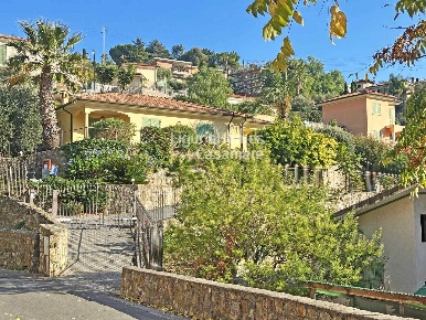 Foto Villa singola in Via Pasteur, Bordighera Due Strade di 196 m²