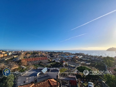 Foto Appartamento in via Villaggio Iris, Albenga di 70 m² con 4 locali