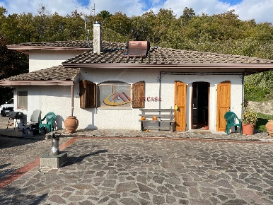 Foto Casa indipendente a Arezzo di 220 m² con 10 locali in vendita