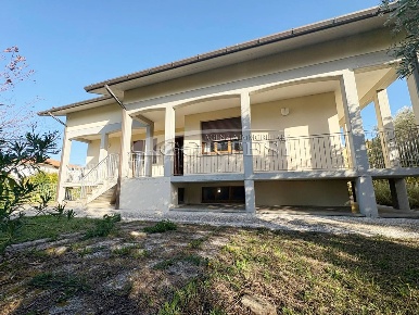 Foto Casa indipendente a San Costanzo di 270 m² con 11 locali in vendita