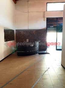 Foto Negozio a Livorno Shangai di 375 m² con 3 locali in vendita