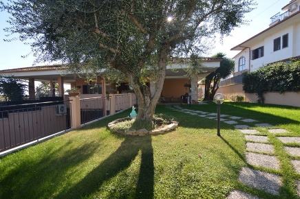 Foto Villa bifamiliare in Via Delle Montagne Rocciose 40, Colleverde