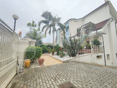 Foto Villa unifamiliare in Gneo Nevio, Capua Centro di 329 m² con 6 locali