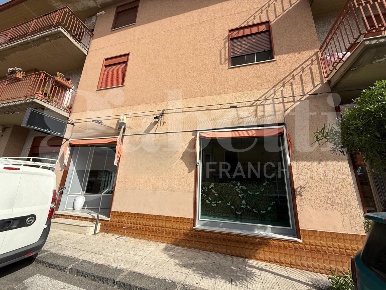 Foto Negozio in Ercole Patti, Pedara Centro di 72 m² con 2 locali