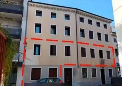 Foto Appartamento in Via Santa Maria Maddalena, Thiene Centro di 150 m²