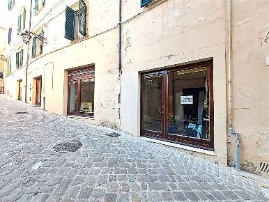 Foto Negozio in Via del Fortino 2, Jesi Centro Storico di 100 m² in vendita