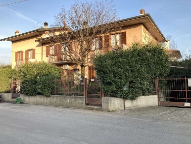 Foto Villa a schiera in Via Alcide De' Gasperi 1, Seriate di 193 m²