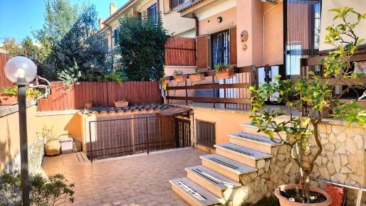 Foto Villa a schiera in Via Bologna  15, Genzano di Roma Centro di 130 m²