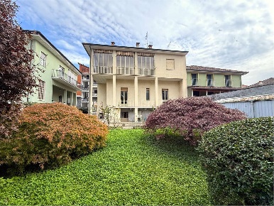 Foto Villa bifamiliare a Chivasso di 215 m² con 9 locali in vendita