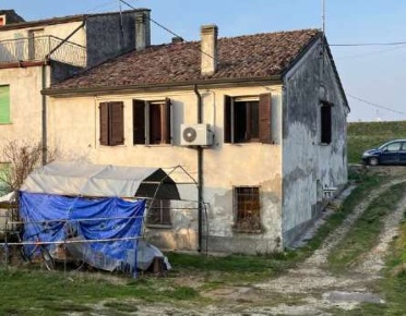Foto Villa a schiera in Via Molinara, Bagnolo San Vito di 195 m² all'asta